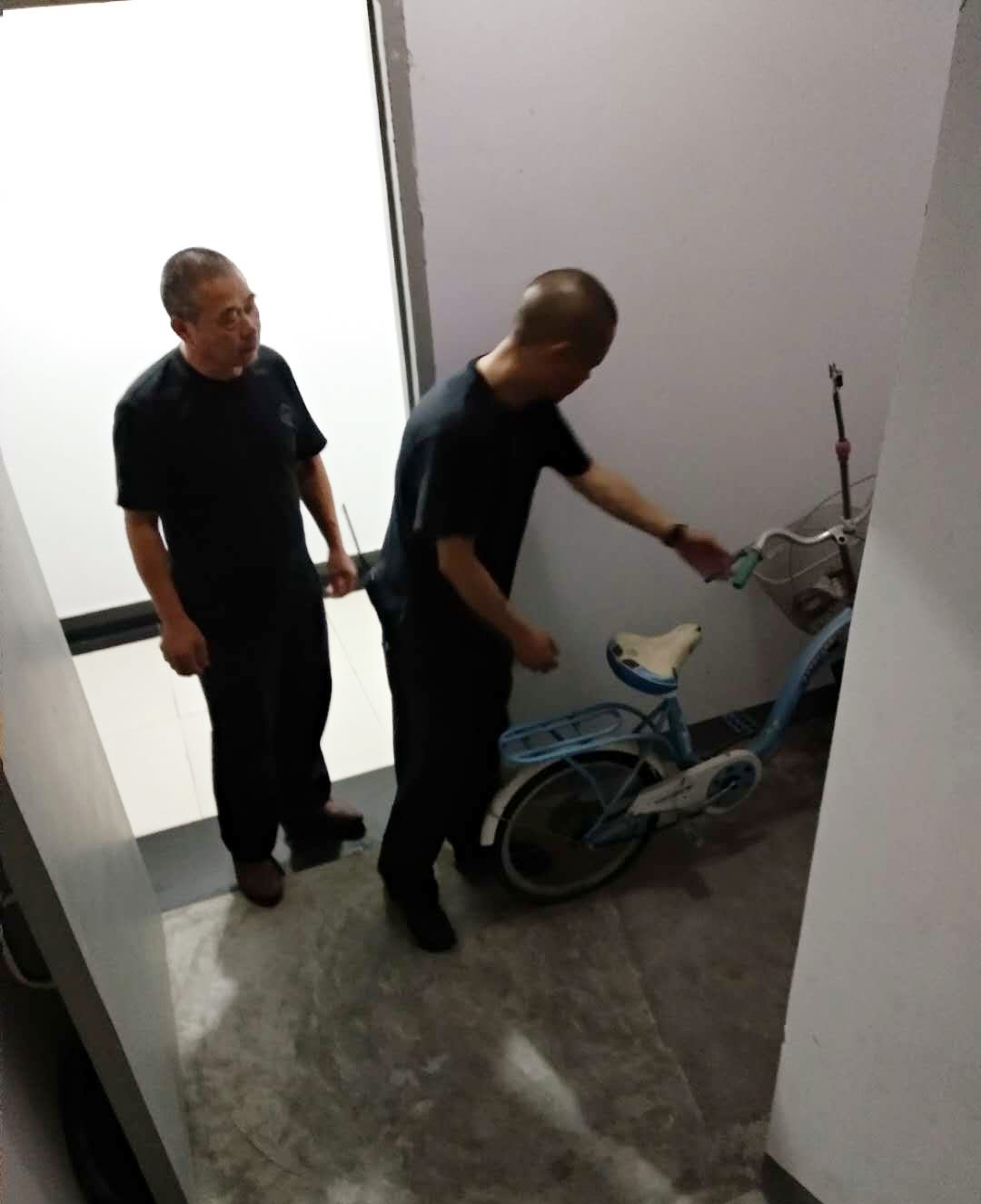 水岸金城上門排查各樓道是否堆放雜物，保證消防通道暢通