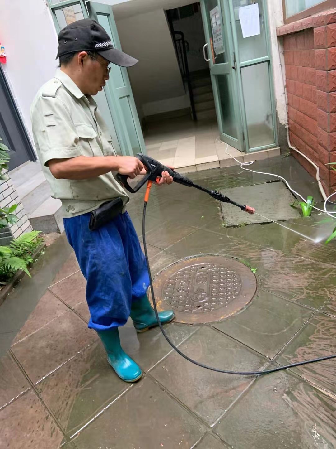 高壓水槍清洗青苔