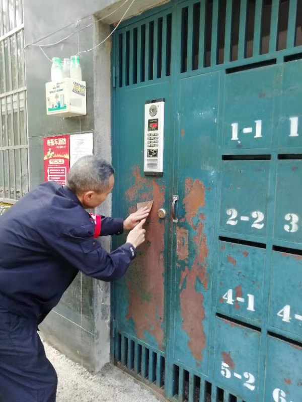 對生銹單元門刷漆